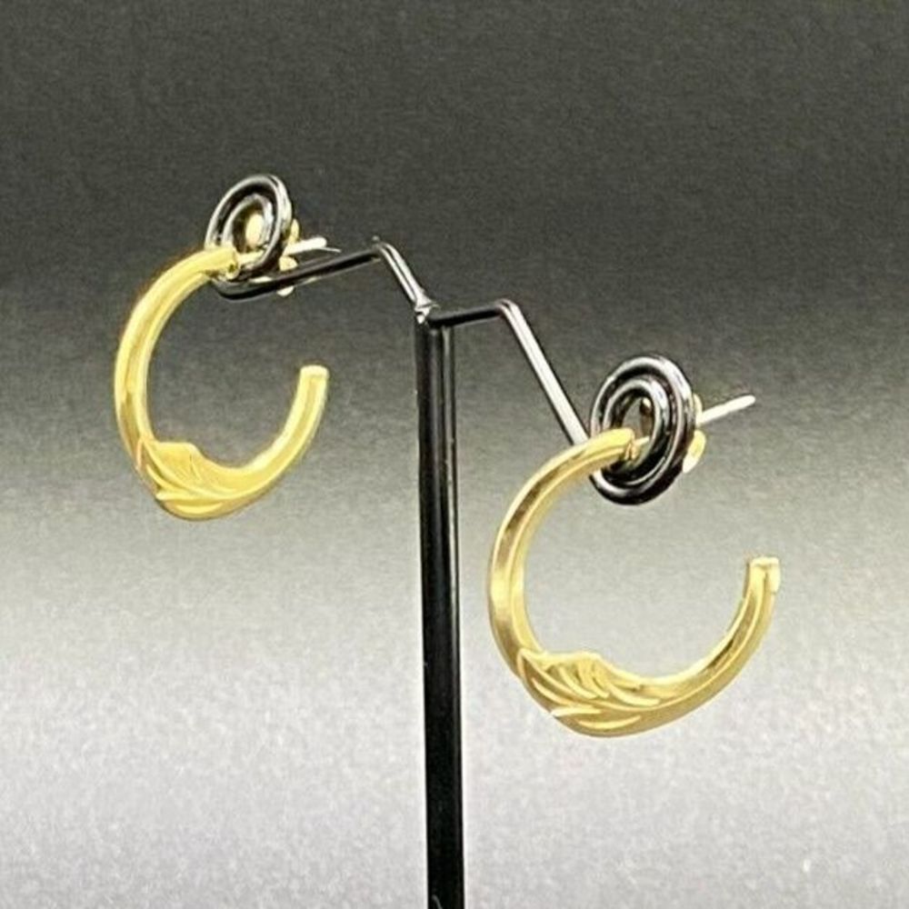 Hoop Earrings Gold Tone With Leaf Motif - Vintage